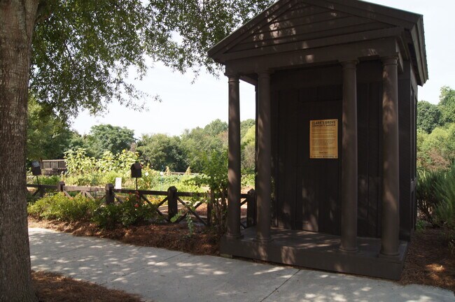 Building Photo - 4132 N Swann St