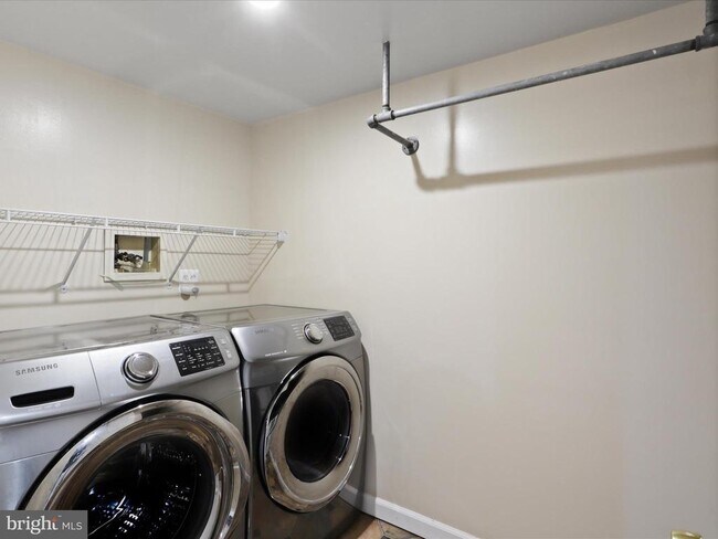 Building Photo - 808 S Oak St