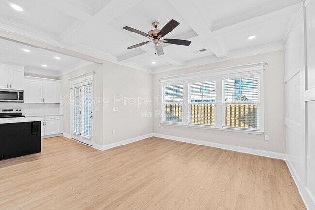 Building Photo - 3125 Venetian Dr