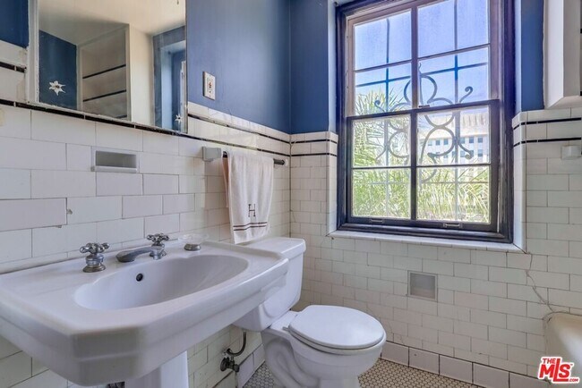 Building Photo - 642 S Bronson Ave