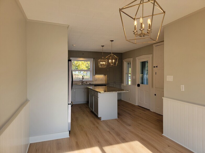 Building Photo - 819 Fruitville Pike