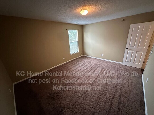 Building Photo - 9305 N Charlotte Ct