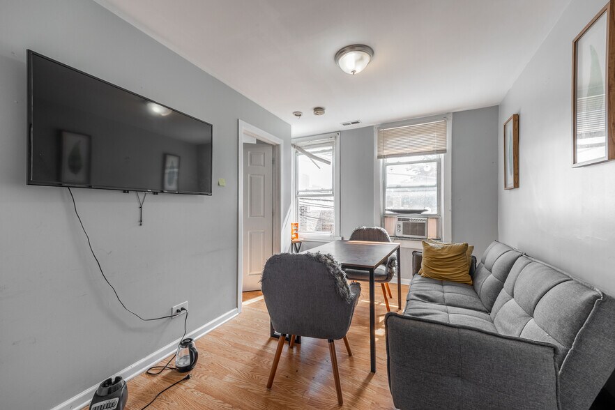 Primary Photo - 3614 W George St