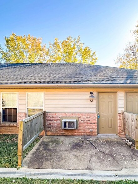 Building Photo - 100 Ballygar St