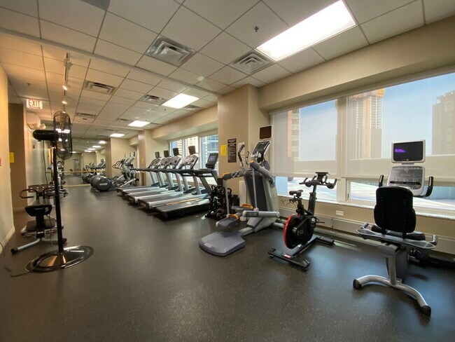Building Photo - 512 N McClurg Ct