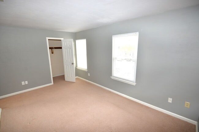 Building Photo - Updated 2 Bedroom Townhome in Salem Lakes
