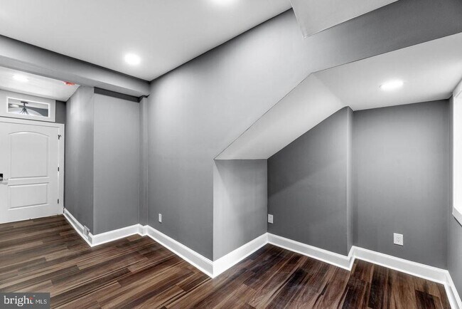 Building Photo - 831 Light St