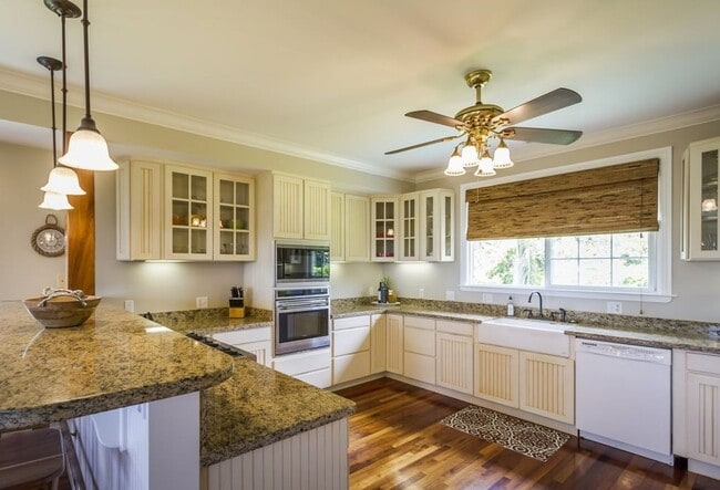 Building Photo - Estate on 1 acre 3 bedroom 2.5 baths and attached 2 car garage