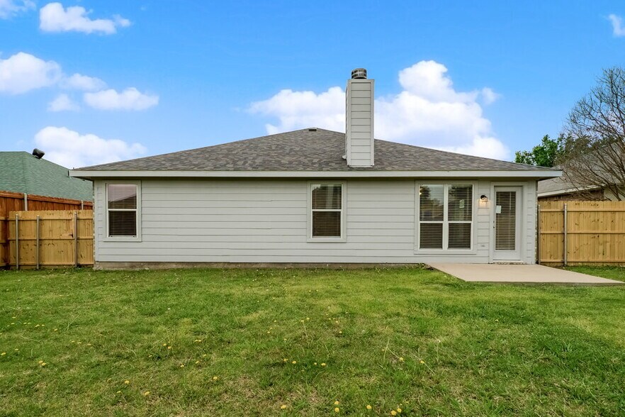 Building Photo - 904 Nancy Dr