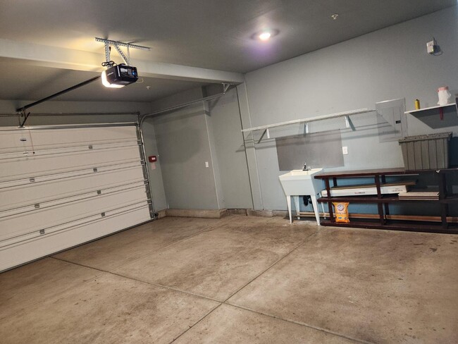 Building Photo - 10068 Carinata Dr