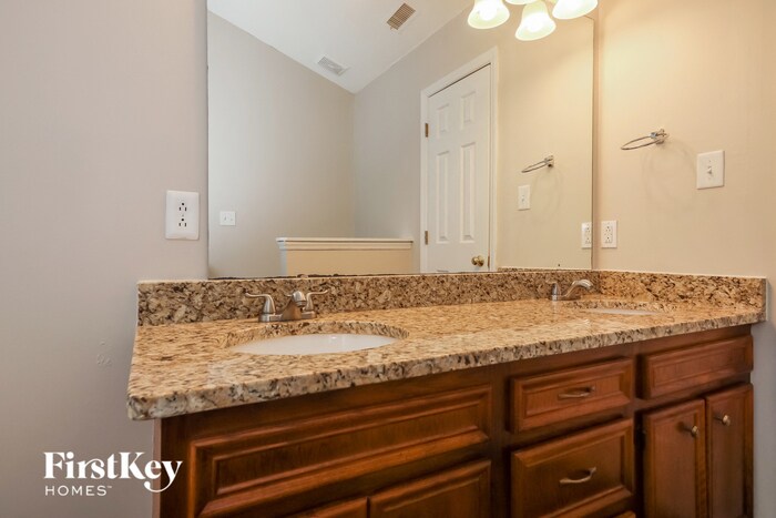 Building Photo - 2700 Teak Ct