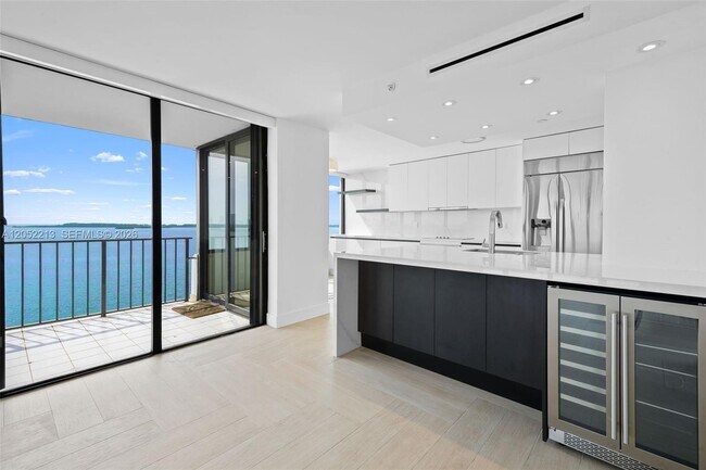 Building Photo - 520 Brickell Key Dr