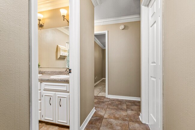 Building Photo - 4/2 Cantonment Property in Kings Road Neig...