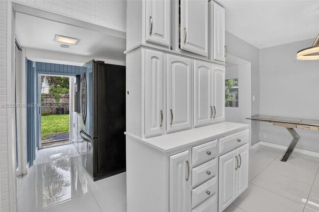 Building Photo - 2331 Flamingo Dr
