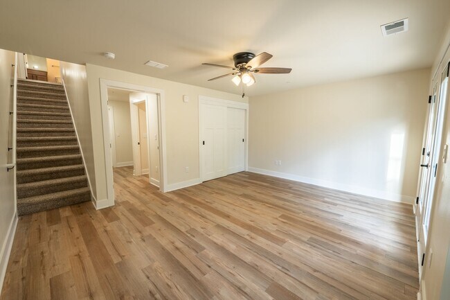 Building Photo - 3 Bed / 2.5 Bath Townhome w/Deck, Walkout Finished Basement, 9' Ceilings, Quartz Tops, Stainless ...