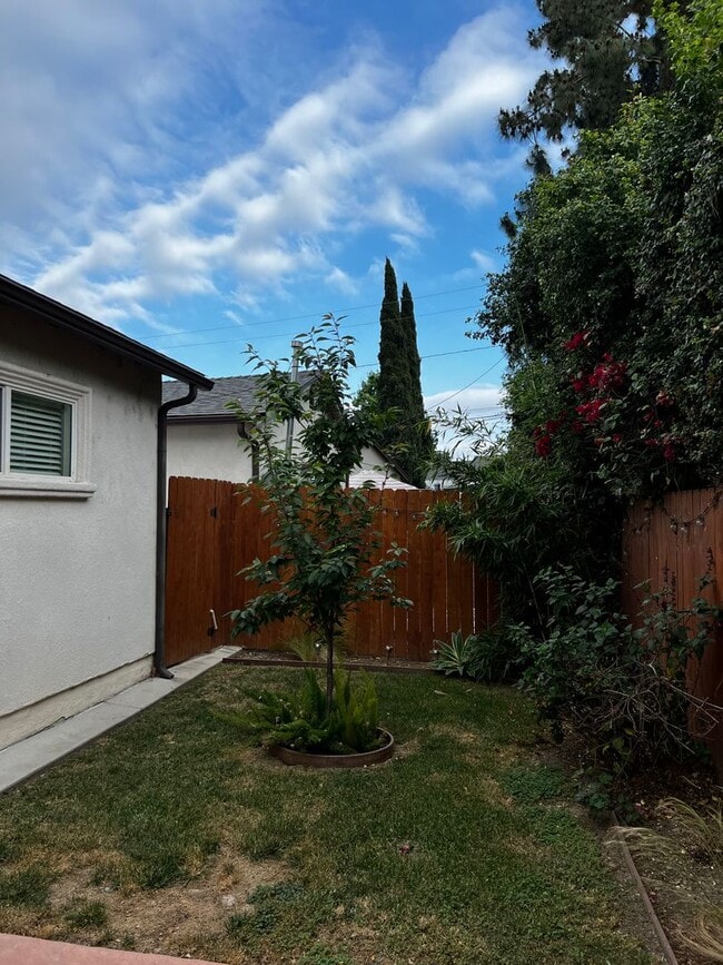 Building Photo - Beautiful 3 Bed 2 Bath House for Rent in W...