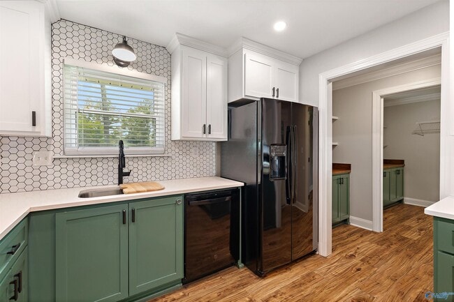 Building Photo - 2211 Cecille Dr SW