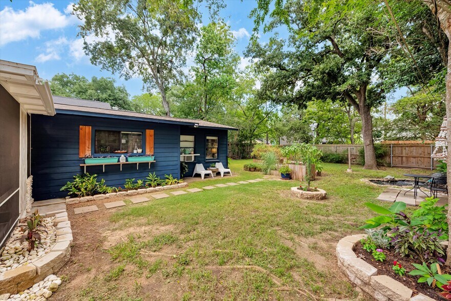 Backyard - 3914 Ella Blvd