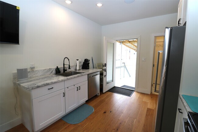 Building Photo - 5506 Ave Q 1/2