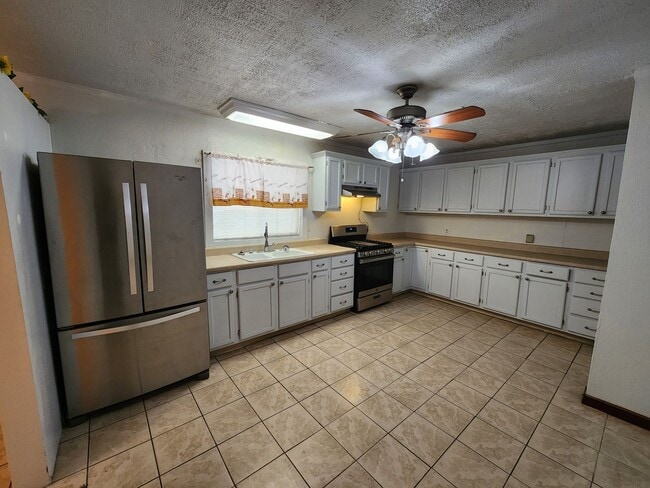 Building Photo - 235 Cottonwood St