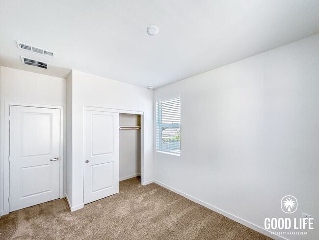Building Photo - 7006 Solara Wy