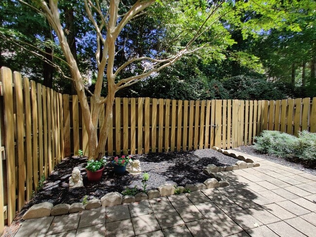 Building Photo - Townhome in Ballyntyne