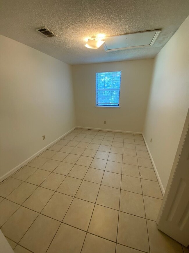 Building Photo - Spacious 2 Bedroom 1 Bathroom Townhome. Am...