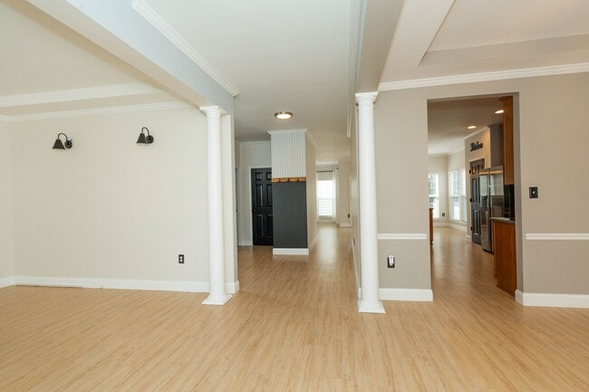 Building Photo - 4 bed, 2.5 bath Single Family Home in Char...