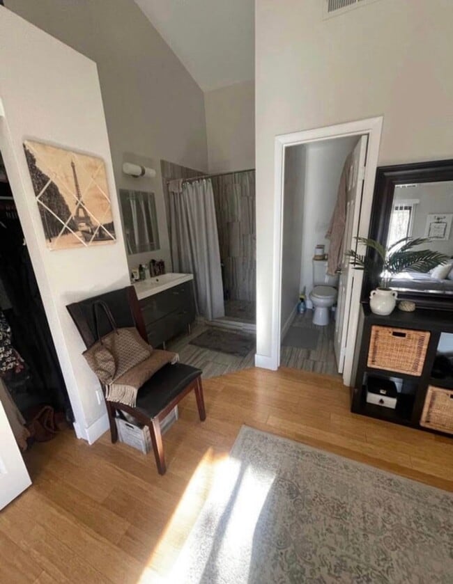 Building Photo - TOP FLOOR 2 BEDROOM FULLY FURNISHED CONDO