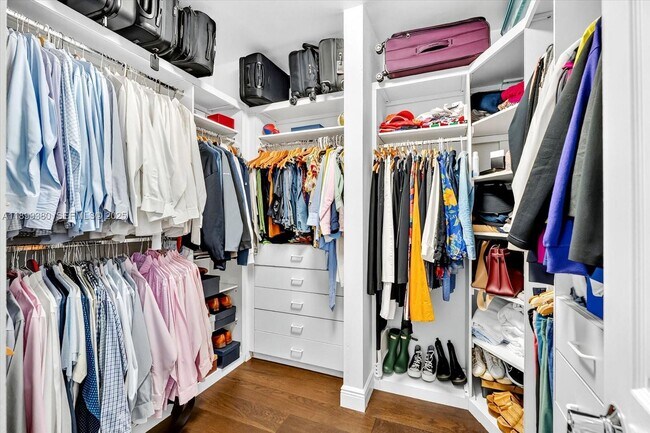 Building Photo - 2127 Brickell Ave