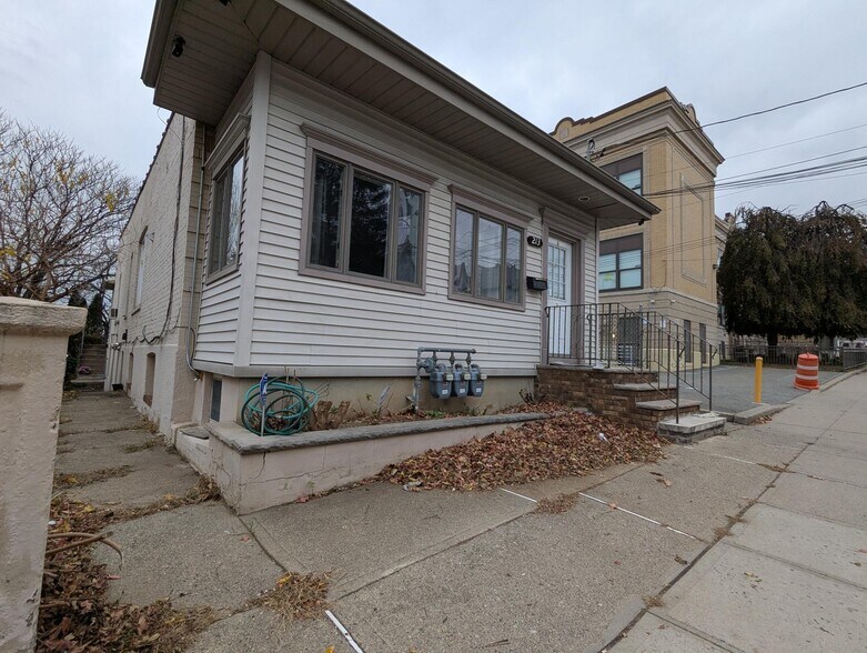 Building Photo - 213 Lincoln Pl