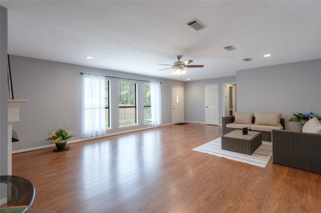 Building Photo - 2232 Azalea Cir