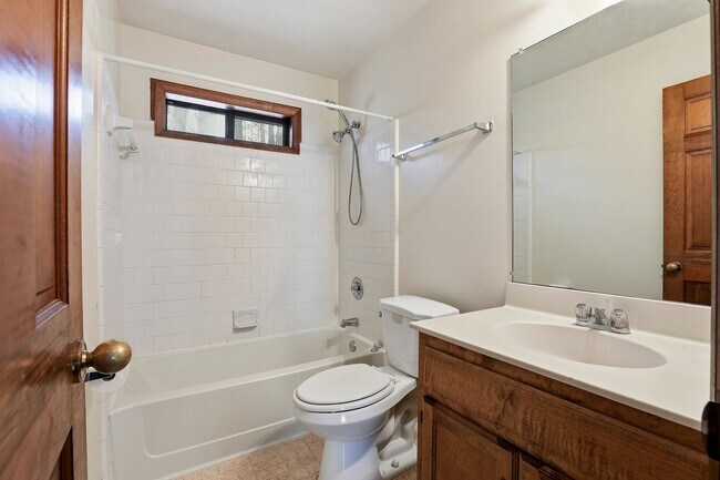 Building Photo - 4BR Home Across from Braelinn Elementary in Peachtree City