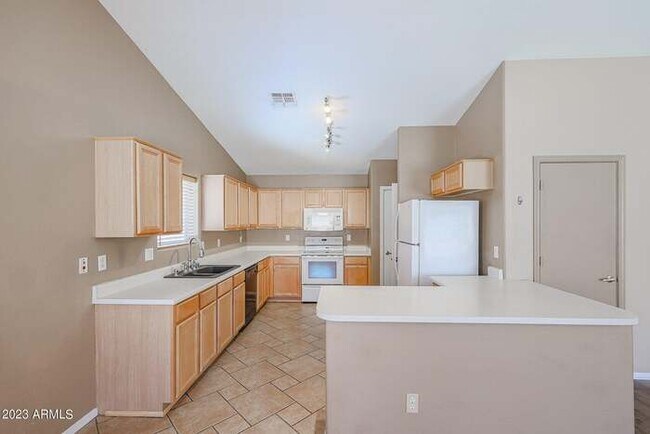 Building Photo - GREAT 3 bed, 2 bath home