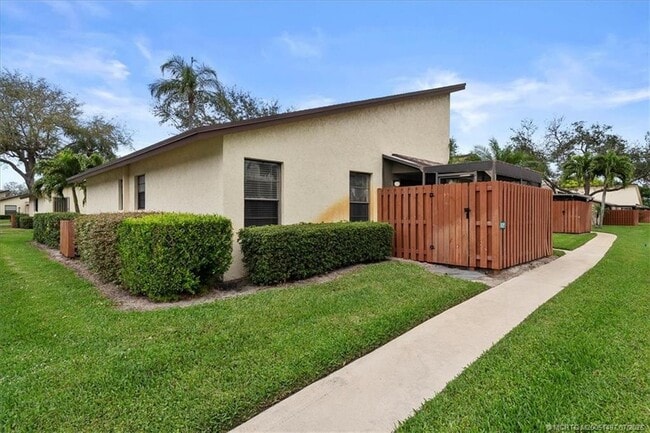 Building Photo - 8085 SE Villa Cir