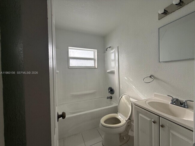 Building Photo - 1513 NW 15th Ave