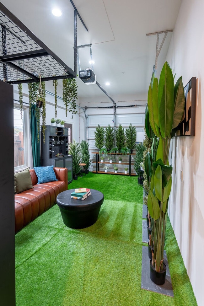 Building Photo - 2732 Fair Oaks Ave