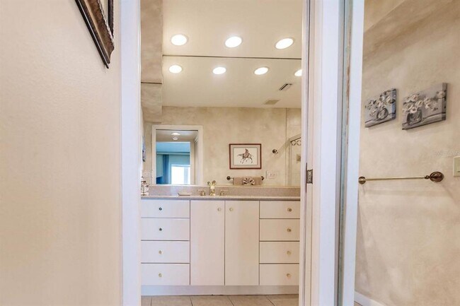 Building Photo - 1055 W Peppertree Dr