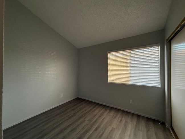Building Photo - Renovated Glendale 3 Bedroom Condo with New Flooring