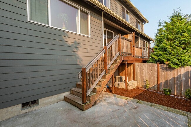 Building Photo - Conveniently Located 3 Bedroom Townhouse