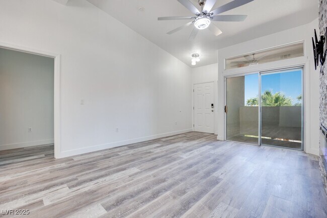 Building Photo - 2305 W Horizon Ridge Pkwy