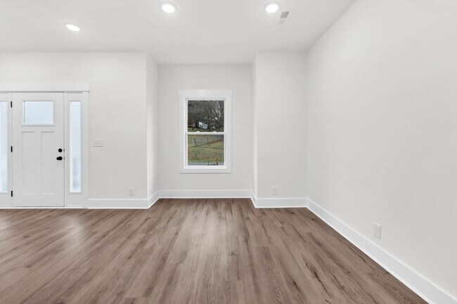 Building Photo - 3 Bedroom 2 1/2 Bath Condo For Rent Near Downtown!