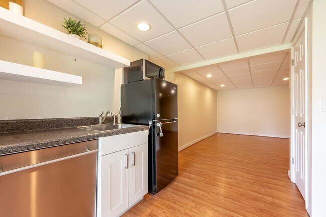 Building Photo - Spacious Ranch Close to Campus