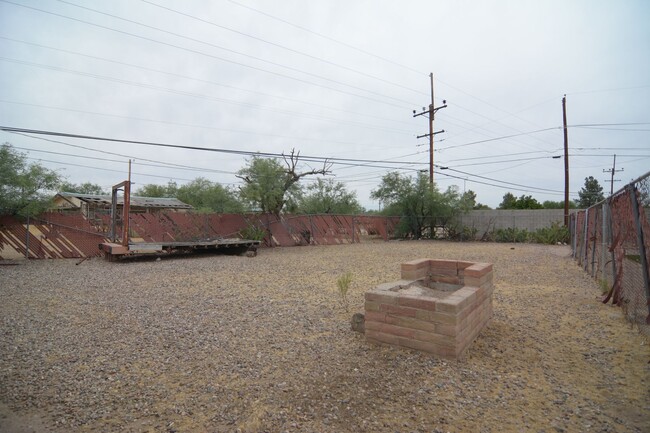 Building Photo - Charming 4 Bedroom 2 Bath House! South Tucson Location! Close to the 1-19!