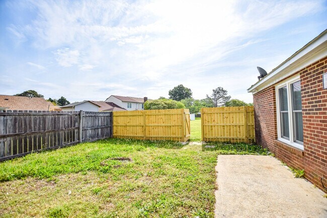 Building Photo - 3900 Raintree Ct