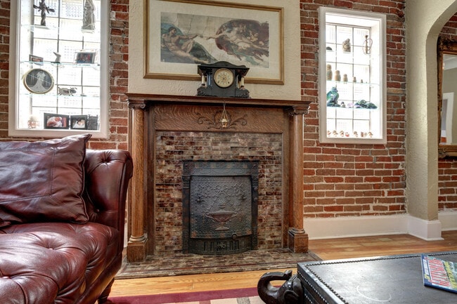 Building Photo - Bungalow in Desirable Highlands! Location Matters!