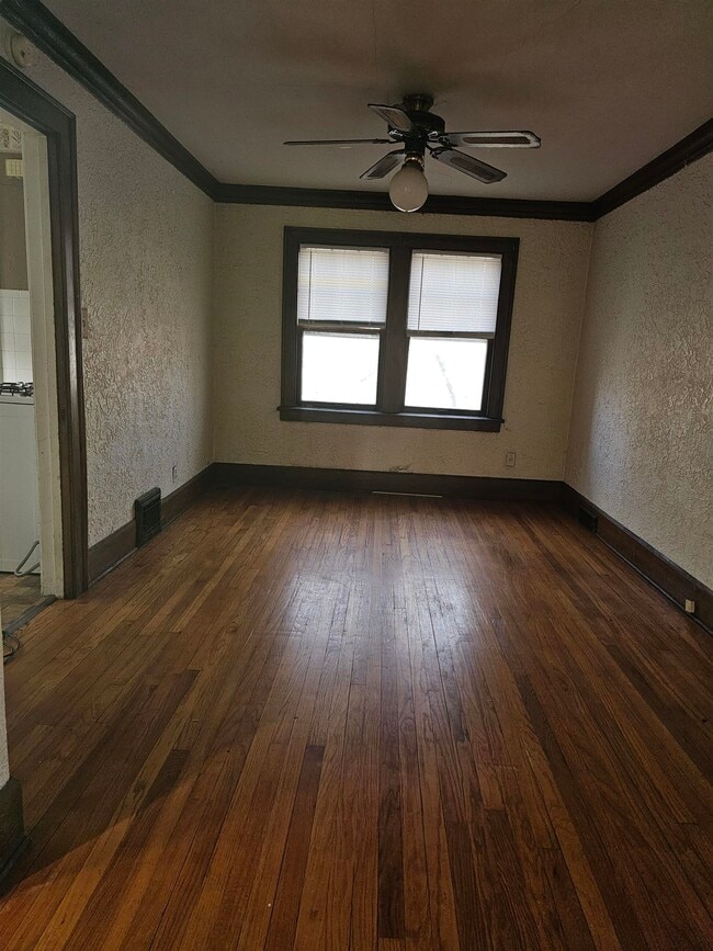 Building Photo - 914 18th Ave