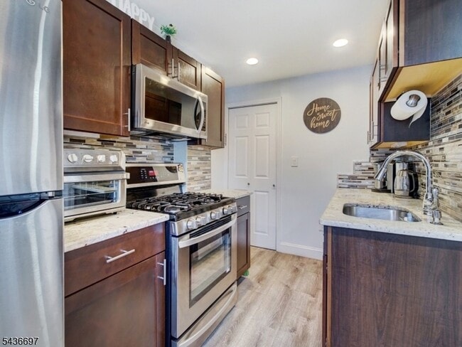 Building Photo - 605 Crescent Dr