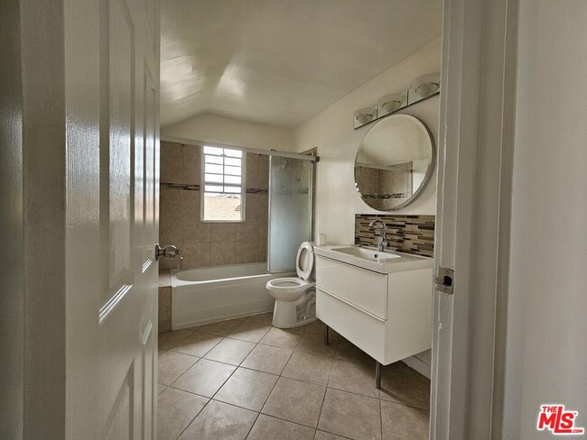 Building Photo - 138 N Kingsley Dr