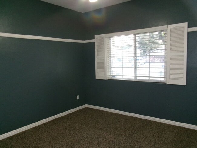 Building Photo - NW-WITH POOL !